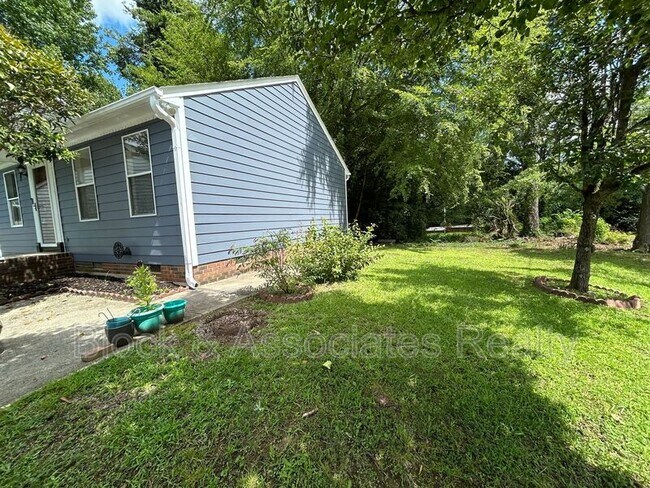 Building Photo - 808 Circle Dr