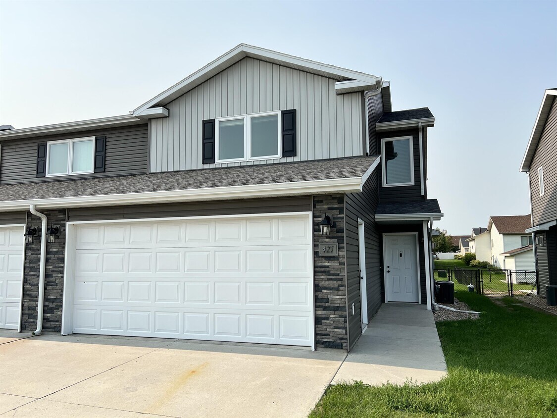 421 La Paz Ave, Bismarck, ND 58503 Townhome Rentals in Bismarck ND