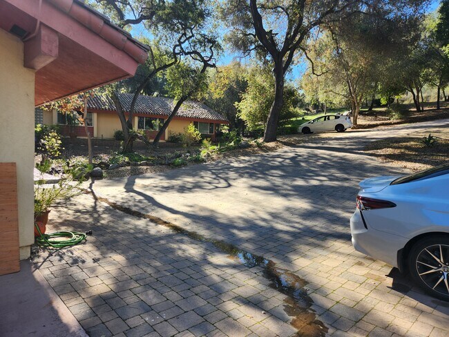 Building Photo - 16257 Oak Creek Trl