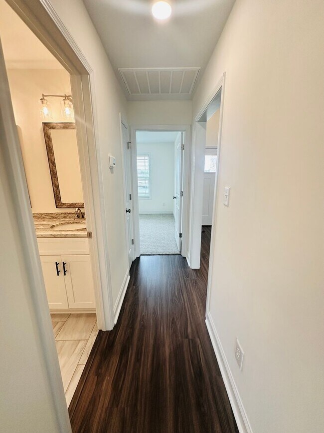 Building Photo - Stunning New Construction in Hunts Landing