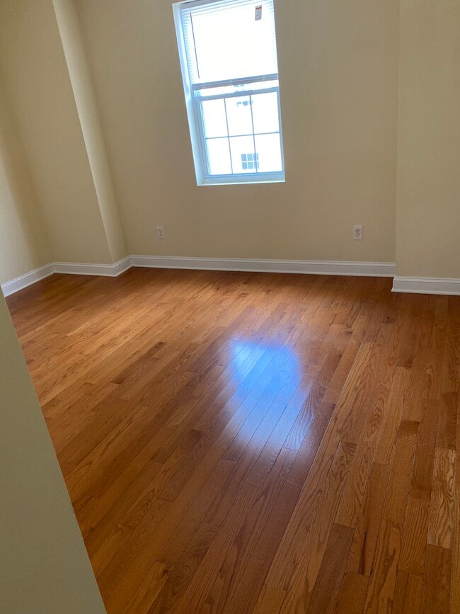 Front bedroom on top floor $575 - 2133 N 18th St