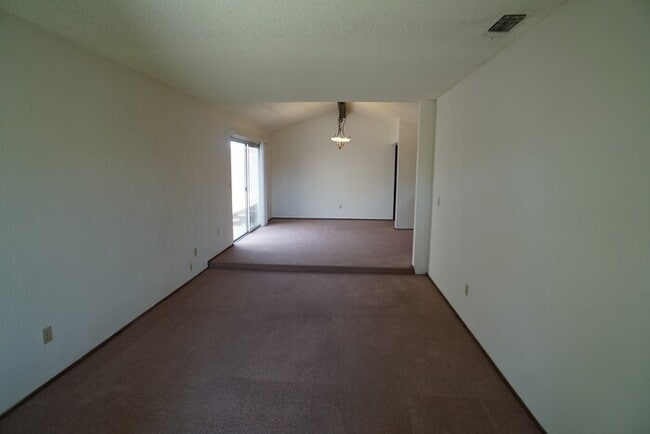 Building Photo - 2 bedroom 1 bathroom Duplex in Foothill Farms