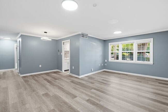 Foto del edificio - Discover stylish, low maintenance living in this beautifully updated two bedroom, one bathroom co...