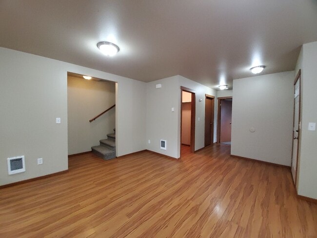 Building Photo - Pre-leasing NOW! 6 Bedroom, 3 Bath Home!