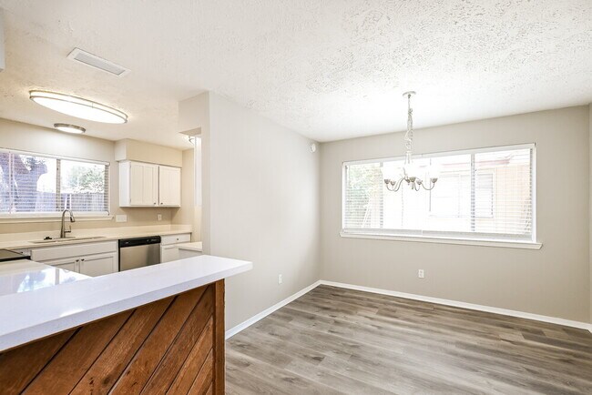Foto del edificio - 7411 Skylight Ln