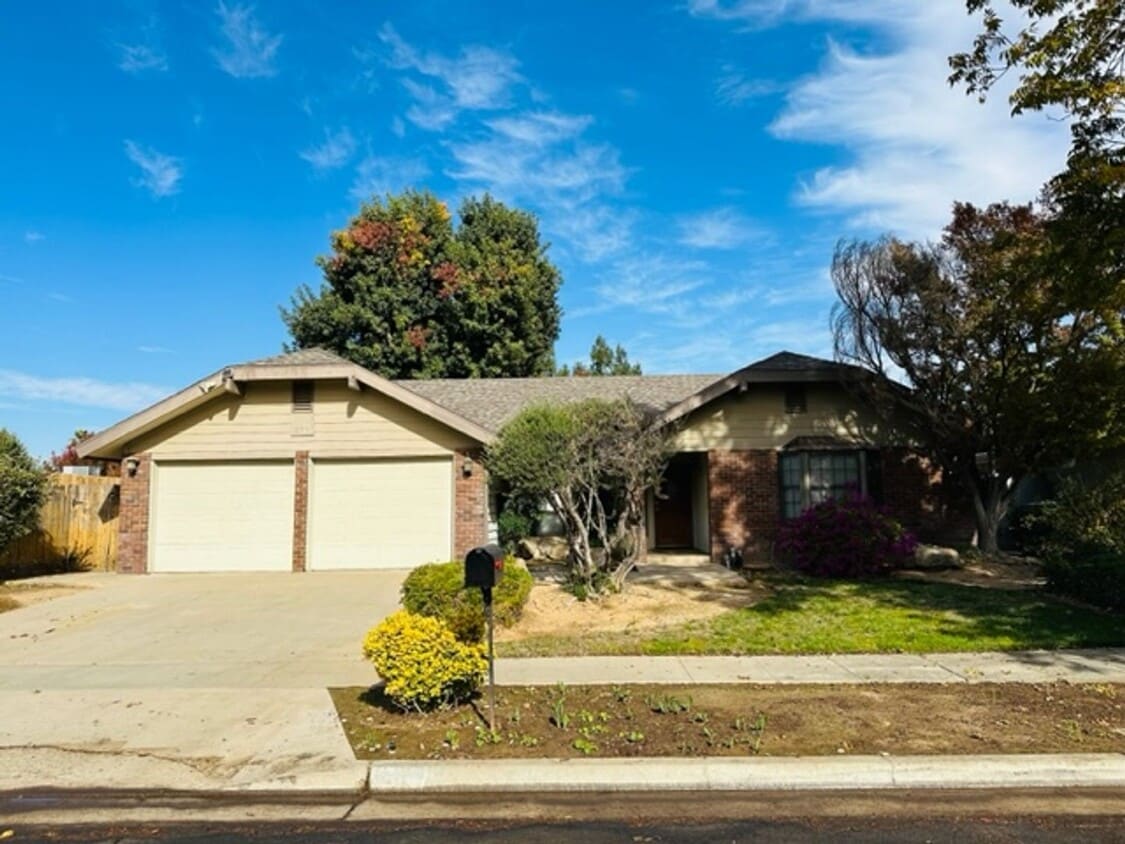 2,195 First & Bullard 4 Bedroom Home Move... House Rental in Fresno