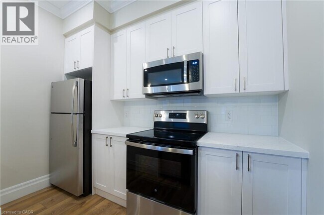 Photo du bâtiment - 100 Charlton Ave W