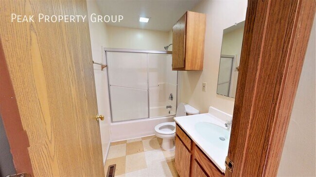 Building Photo - Available Fall 2025! 5 bedroom duplex loca...