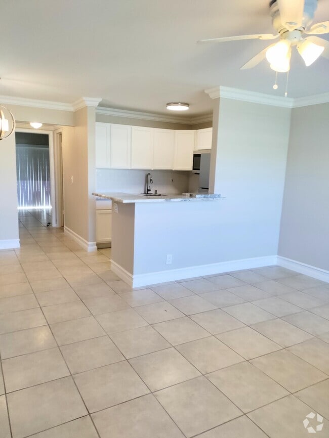 Building Photo - 740 Horizon W