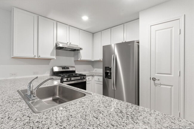 Foto del edificio - This beautiful single-story home has 4 bedrooms, 2 baths, vinyl flooring throughout, an open floo...
