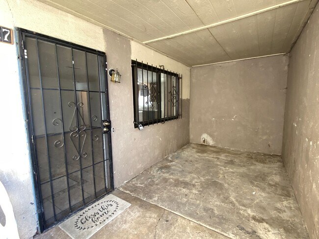 Foto del edificio - Price Reduced!! Two Bed, One Bath Triplex with a One Car Garage In North Stockton