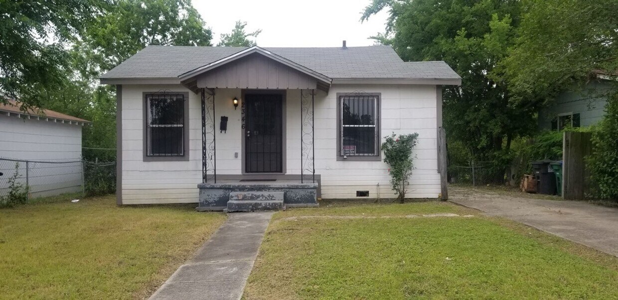 Primary Photo - Cute 2 Bedroom 1 Bath Bungalow Home