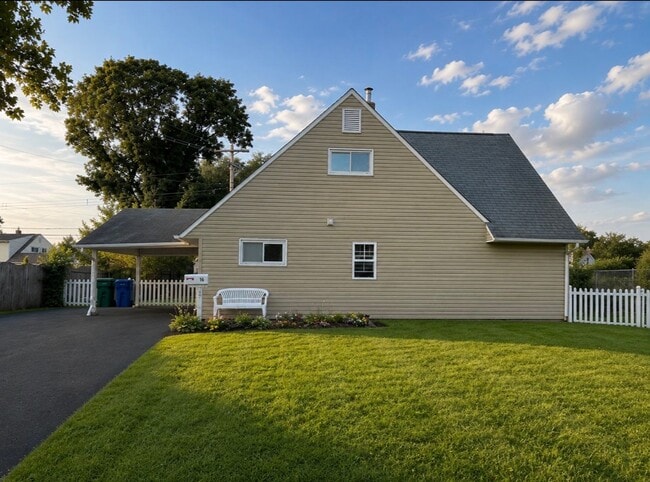 Building Photo - Welcome to this 4 bedroom 2 bath home in the Crabtree section of Levittown.