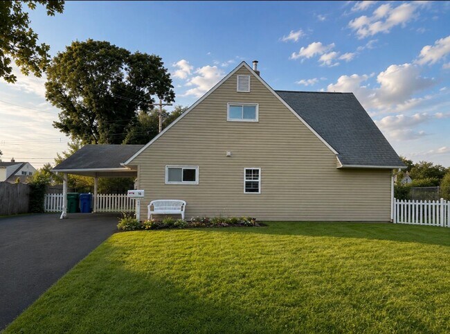 Foto del edificio - Welcome to this 4 bedroom 2 bath home in the Crabtree section of Levittown.