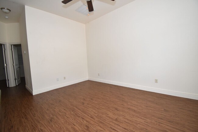 Foto del edificio - 2408-2464 W. Barnett Springs Ave