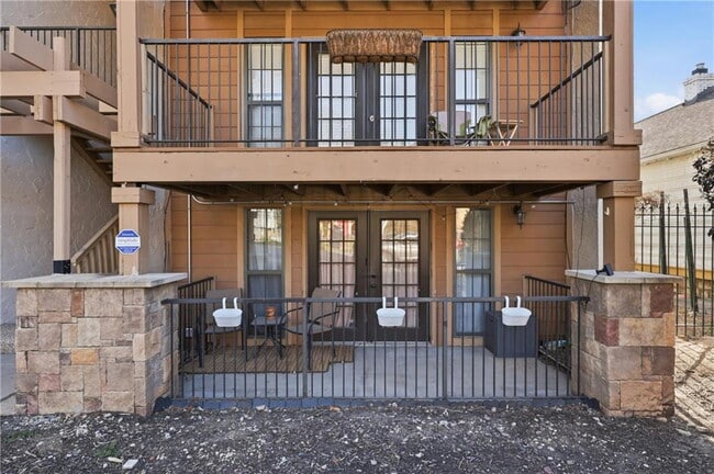 Building Photo - UPDATED 2BR/2BA WEST PLAZA CONDO