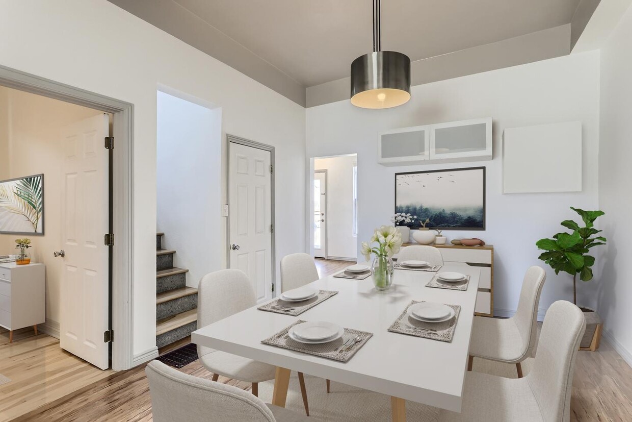 Foto principal - Striking Whittier Victorian home with full...