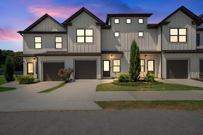 Foto del edificio - Exquisite 3 Bedroom 2 1/2 bath Townhome-Wa...