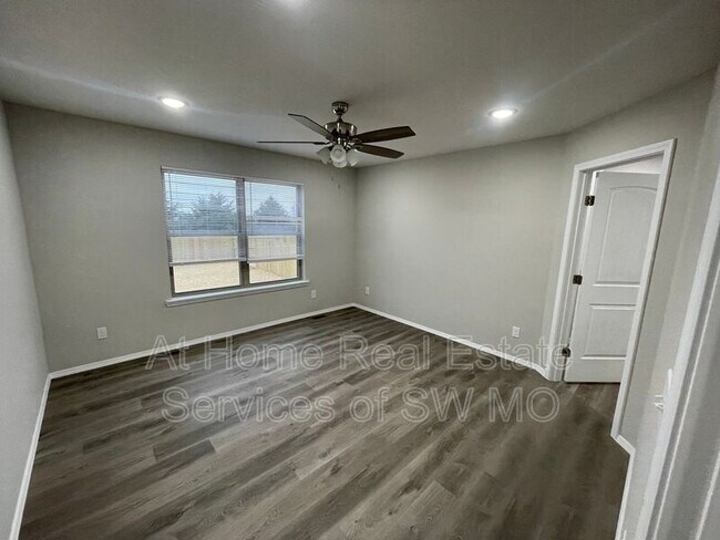 Foto del edificio - 204 Hickory Hills St