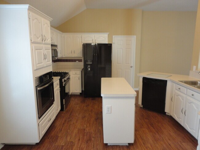 Building Photo - 3125 Cactus Dr