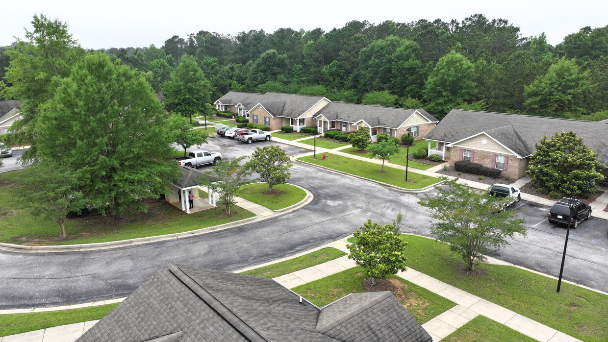 Building Photo - Country Club Cottages