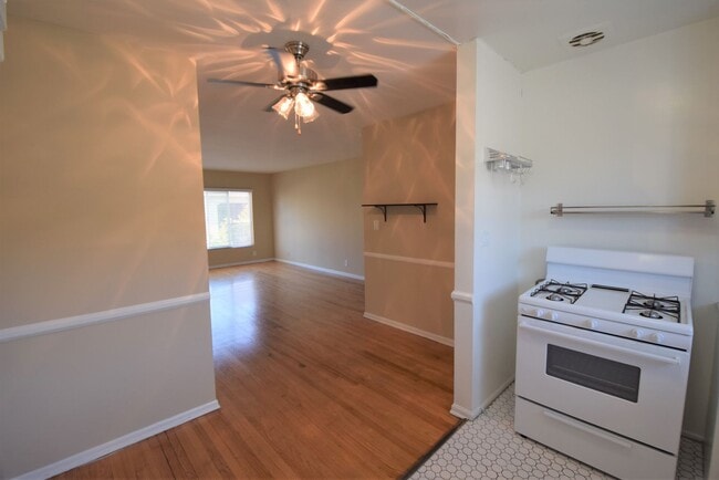 Building Photo - 823 Orange Grv Ave