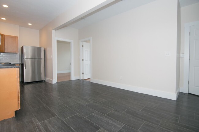 Building Photo - Nicely renovated 4 bed unit near the Green...