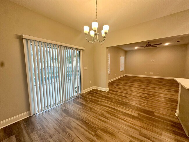Foto del edificio - Corner Lot Home with a Pool!
