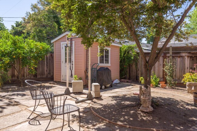 Building Photo - 933 Loma Verde Ave