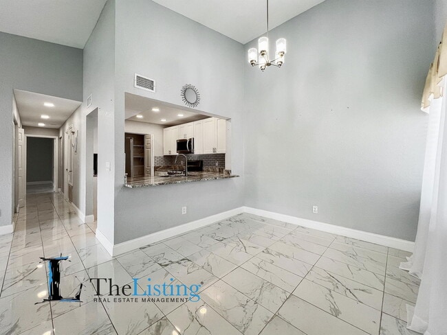 Foto del edificio - 2482 Lakeway Branch Dr