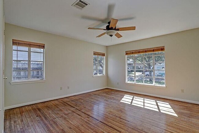 Foto del edificio - 3930 Drake St