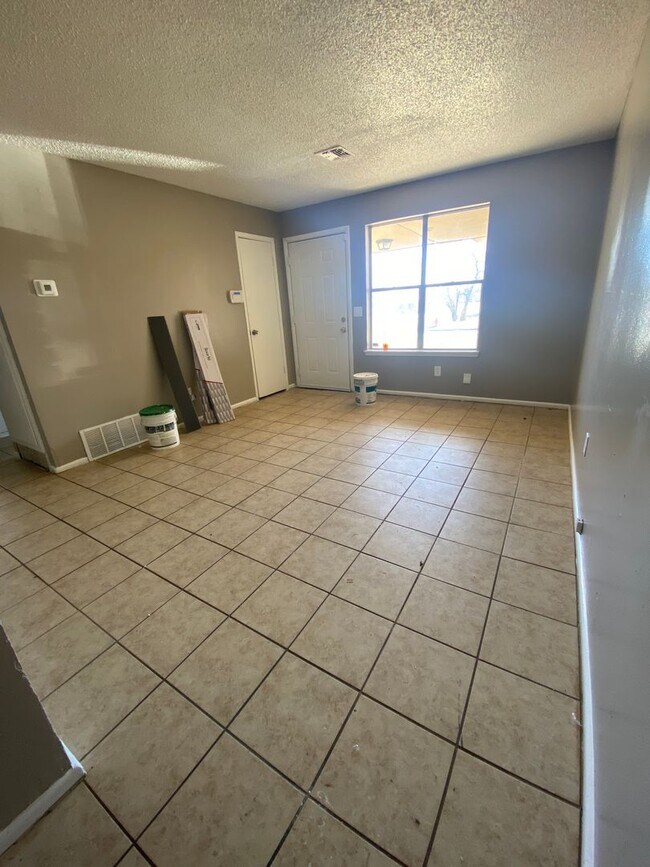 Building Photo - Cute 4 bedroom House
