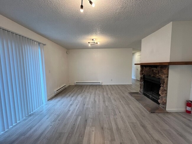 Building Photo - Stunning Two Bedroom home in East Anchorage