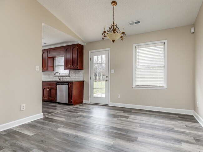 Foto del edificio - 220 Saddle Rock Ct