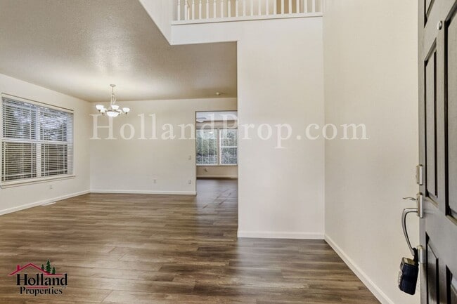 Building Photo - Updated Monthly Rent: $3,000 - Beautiful updated 4 Bedroom home in Beaverton