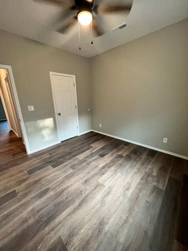 Foto del edificio - 3 bedroom 2 bath 2 car garage Bolivar MO