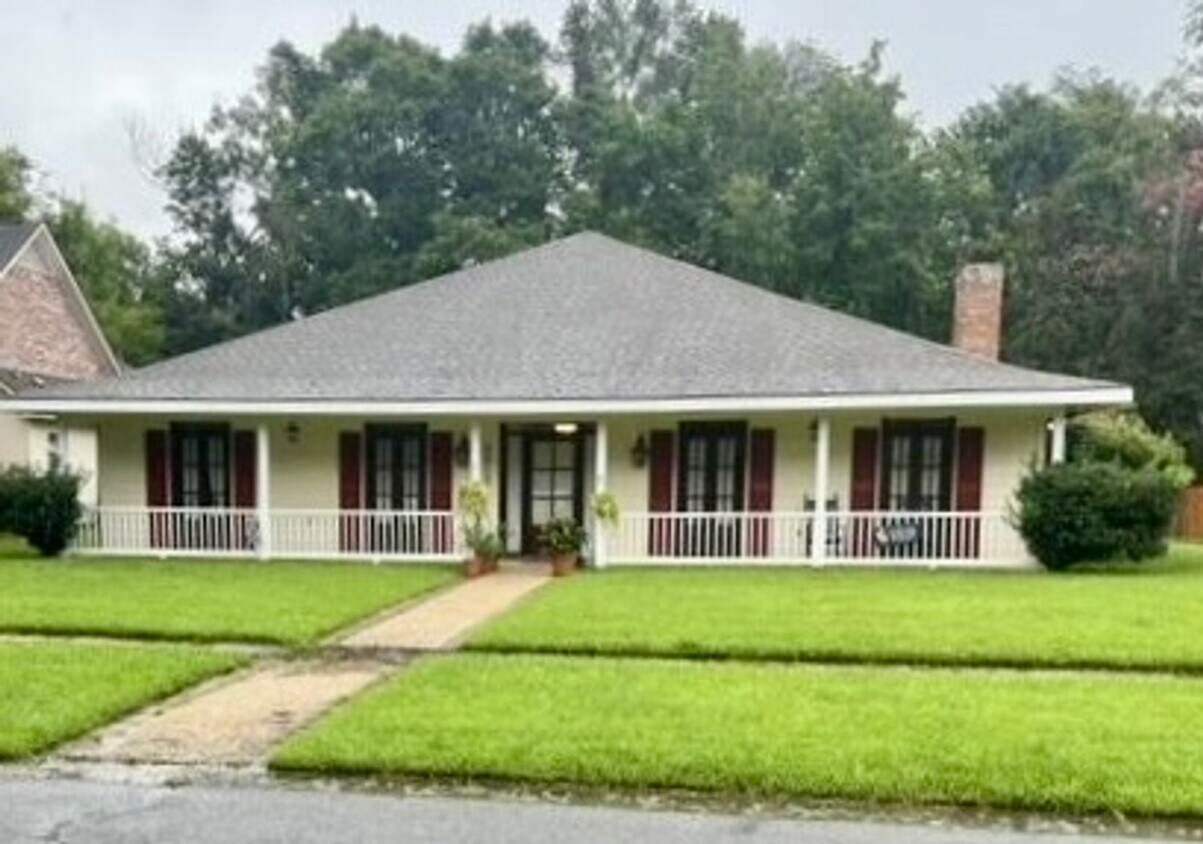 Primary Photo - Beautifully updated large 4BR house in Woo...