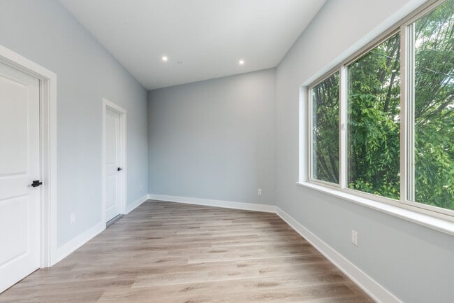 Foto del edificio - New 2 Bedroom Apartment in Modern Building! Now Offering 1 Month FREE on a 12 month lease!