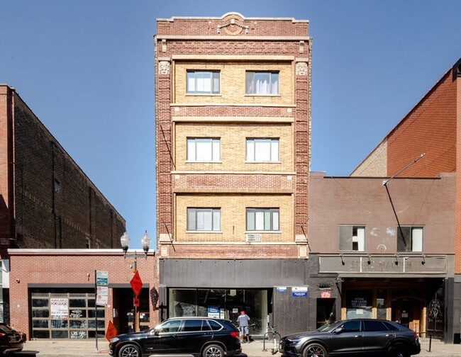 Foto del edificio - 1555 N Milwaukee Ave