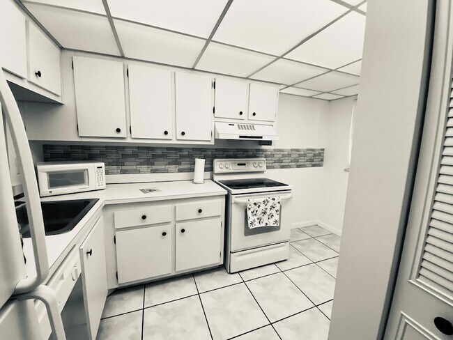 Foto del edificio - 9440 Poinciana Pl