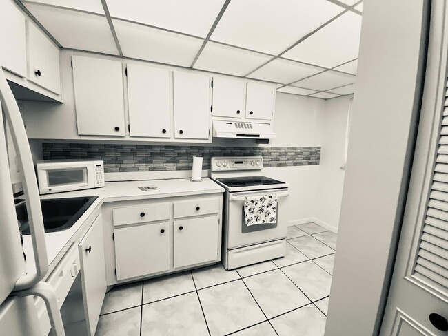 Building Photo - 9440 Poinciana Pl