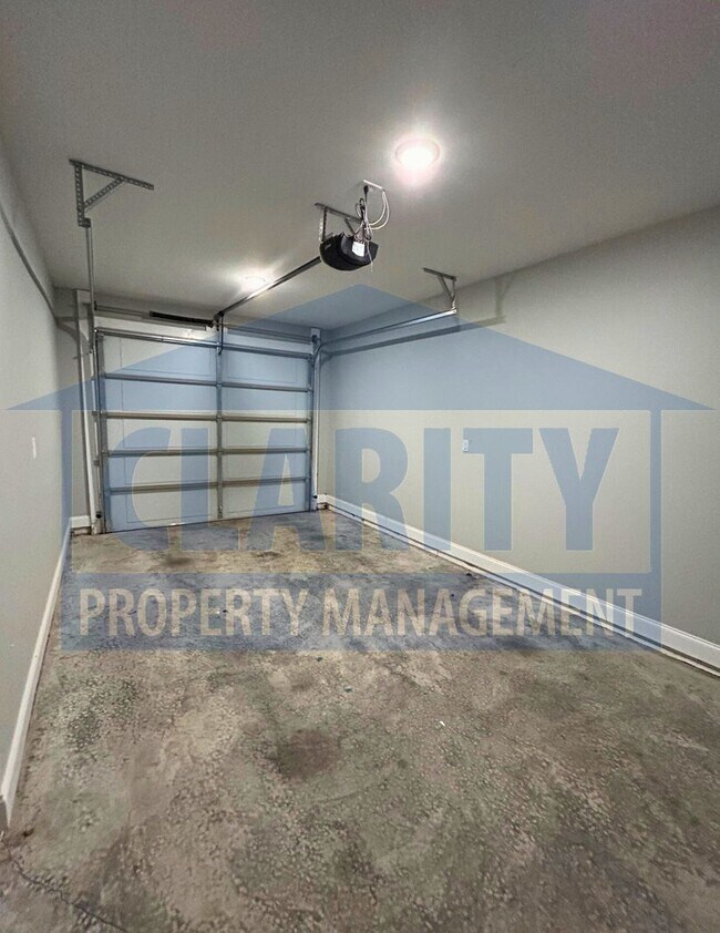 Foto del edificio - Spacious 2 Bed / 2 Bath Townhome with Vaul...