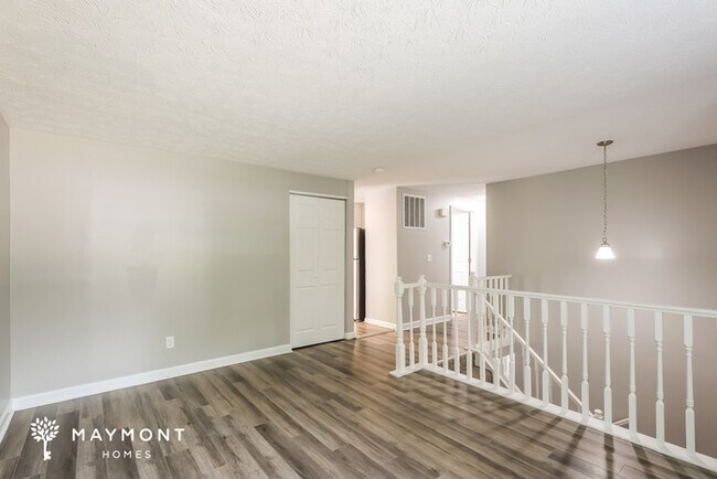 Building Photo - Spacious Three Bedroom