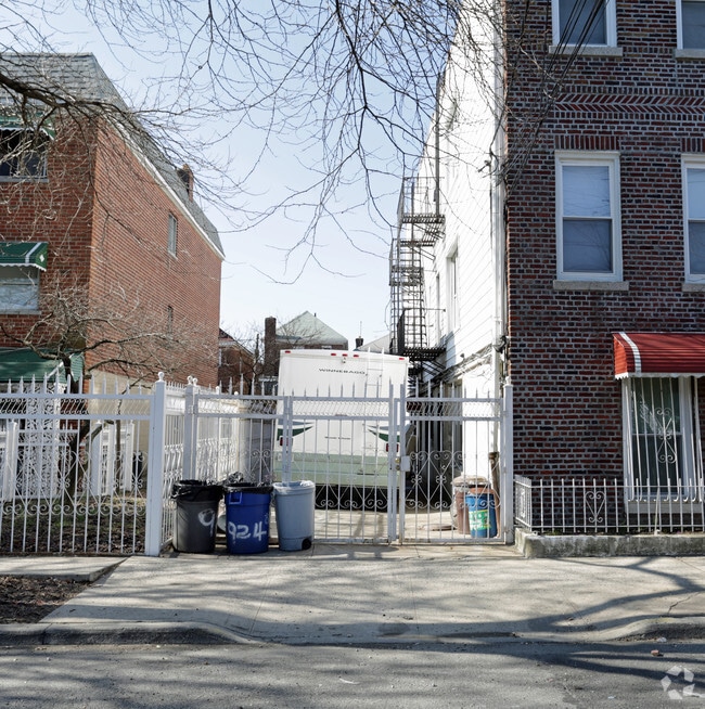 Building Photo - 924 E 226th