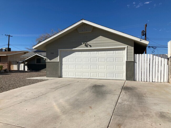 Building Photo - RENOVATED 4BD/2BA W/ SOLAR PANELS! NO POWE...