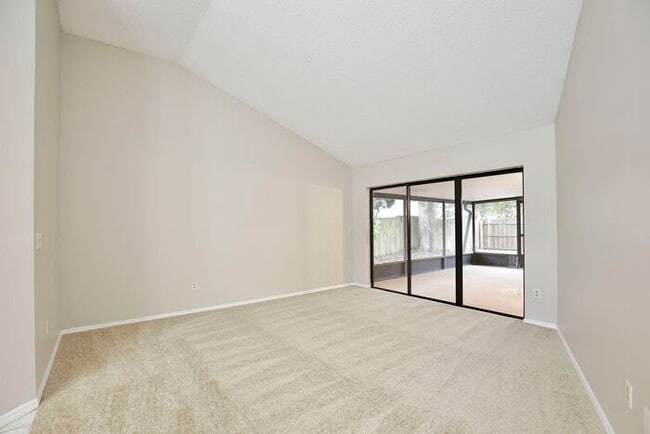 Building Photo - Spacious 4/3 Home with a Fenced Backyard and a 2 Car Garage in Hollowbrook - Winter Springs!