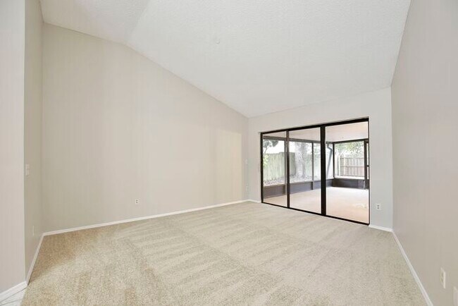 Foto del edificio - Spacious 4/3 Home with a Fenced Backyard and a 2 Car Garage in Hollowbrook - Winter Springs!