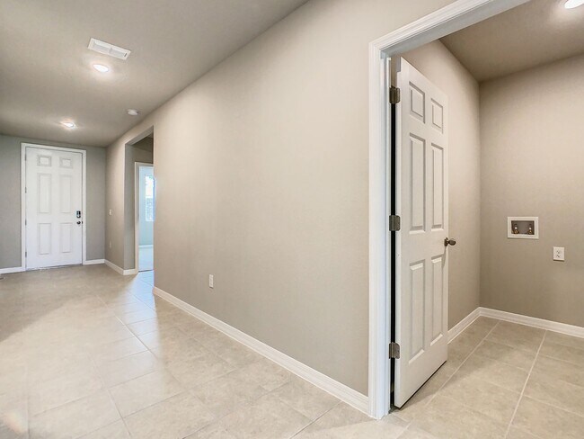 Building Photo - Amazing & Spacious 4 Bedroom, 3 Bathroom H...