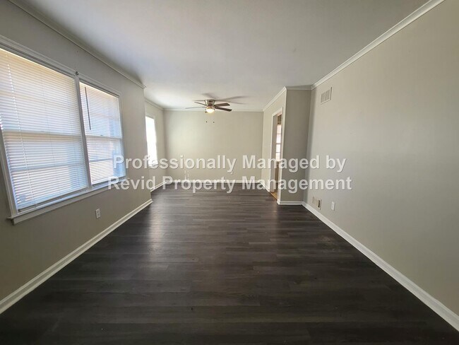 Building Photo - 3 Bedroom Home near U of M