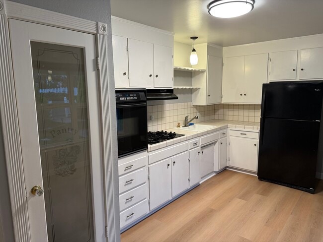 Building Photo - 1000 Figueroa St